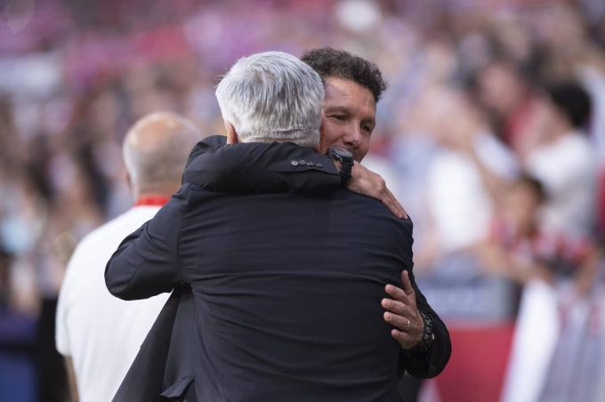 Carlo Ancelotti y Diego Pablo Simeone se abrazan en un derbi (Foto: Cordon Press).