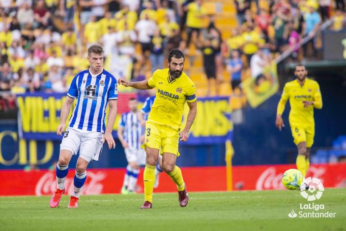 Sorloth presiona a Albiol en el Villarreal-Real Sociedad de la pasada temporada (Foto: LaLiga).