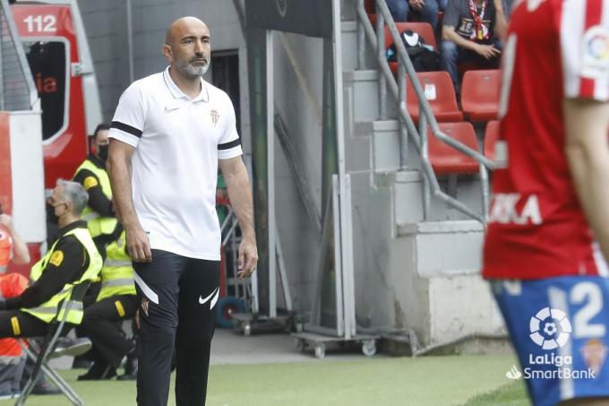 Abelardo, contrariado durante el Sporting-Girona (Foto: LaLiga)
