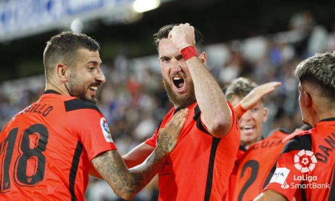 Peybernes celebra con Vadillo el gol de Febas al Tenerife (Foto: LaLiga).