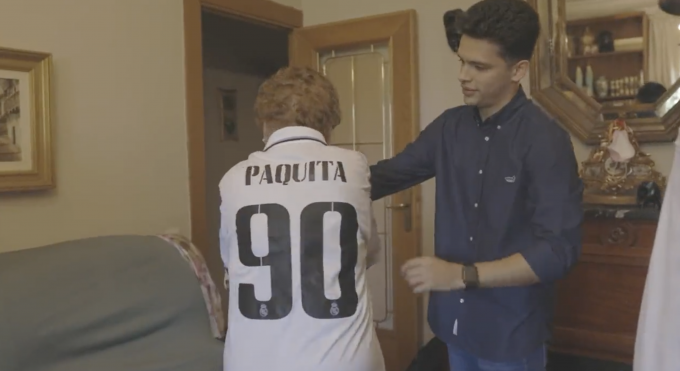 Paquita, con la camiseta del Real Madrid que le ha regalado Rodrygo (Foto: Instagram).