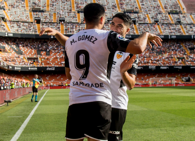 Maxi Gómez abrazado por Carlos Soler, dos de los internacionales del Valencia CF.