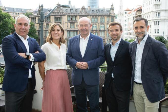Barkala y su grupo económico: Zarraonaindia, Aristizabal, Alcibar y Bareño posan en el Hotel Carlton.