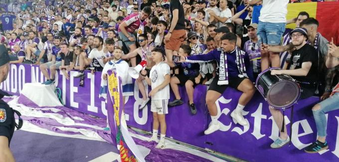 La afición del Real Valladolid celebra el regreso a LaLiga Santander.