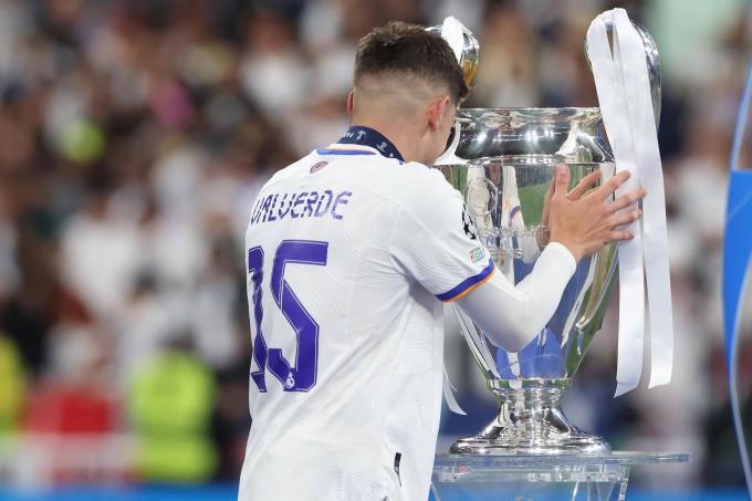 Fede Valverde besa la Champions conquistada por el Real Madrid (Foto: Cordon Press).