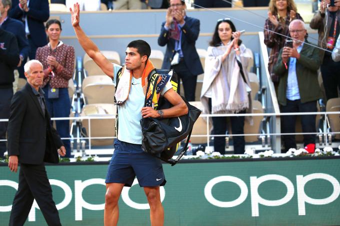 Carlos Alcaraz saluda a la grada de Roland Garros (Foto: Cordon Press).