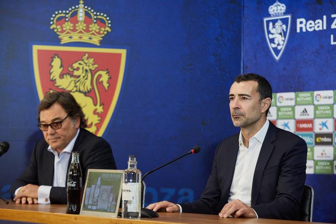 Raúl Sanllehí junto a Juan Carlos Carcedo en su presentación como técnico del Real Zaragoza.