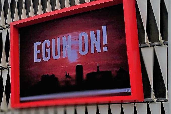 Mensaje en la pantalla LED situada en la fachada de San Mamés (Foto: DMQ Bizkaia).