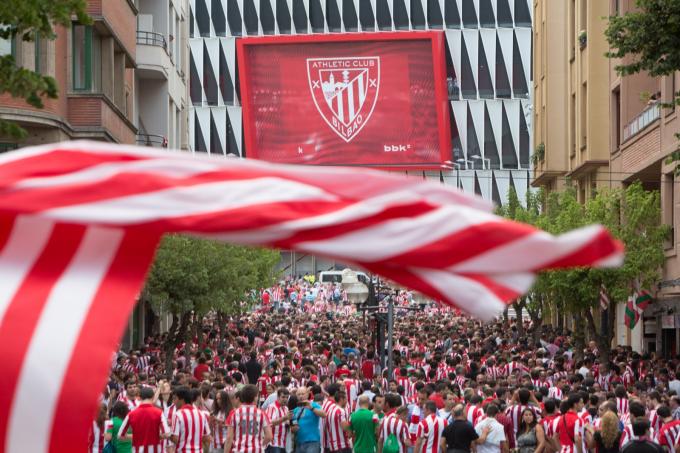Los athleticzales toman la Calle Pozas de Bilbao rumbo a San Mamés.