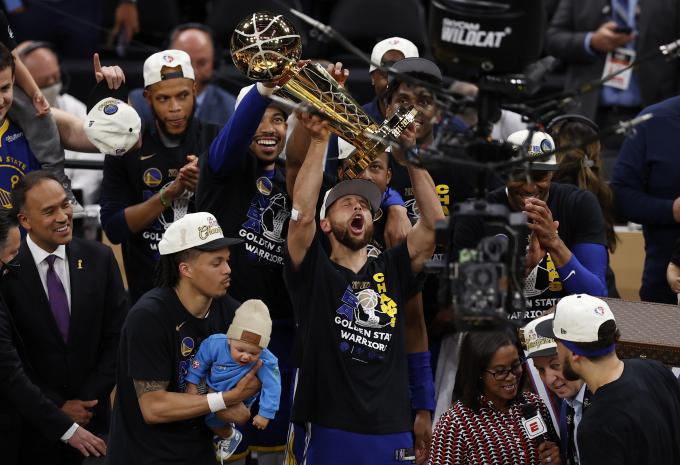 Stephen Curry celebra el título de la NBA (Foto: EFE).