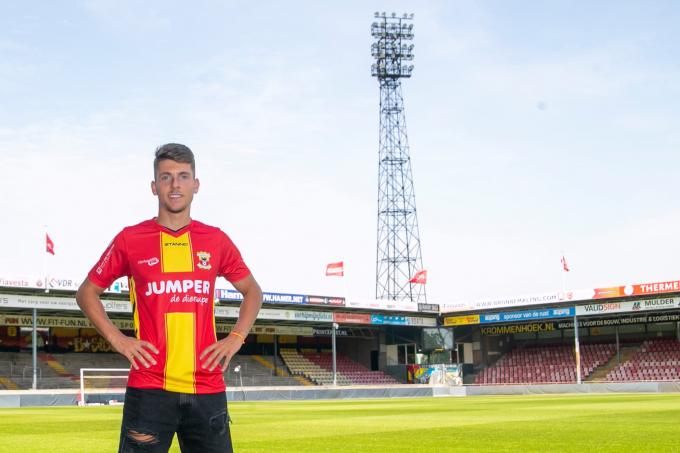 José Fontán posa con su nueva camiseta. (Foto: Go Ahead Eagles)