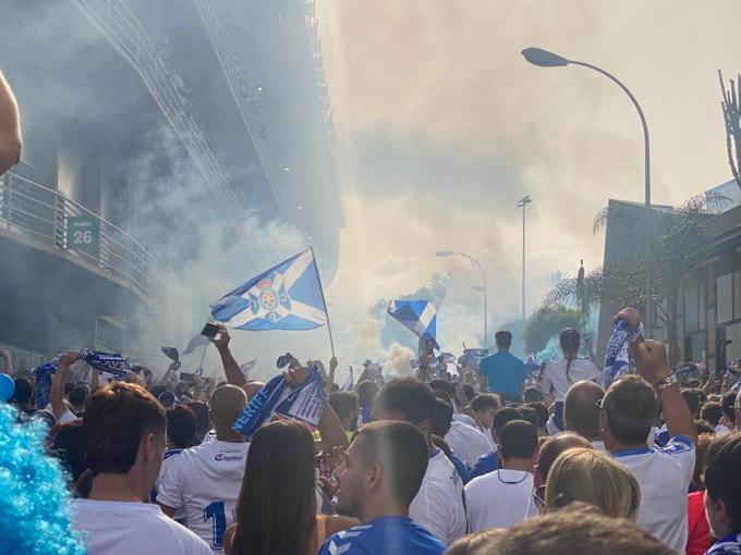 Ambientazo en la previa del Tenerife-Girona (Foto: Víctor Hernández).