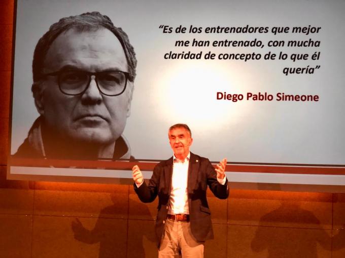 Marcelo Bielsa ha sido presentado en vídeo por Iñaki Arechabaleta (Foto: DMQ Bizkaia).