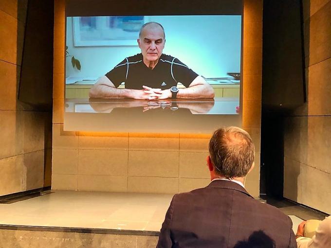 Marcelo Bielsa en su presentación por la plancha de Iñaki Arechabaleta (Foto: DMQ Bizkaia).