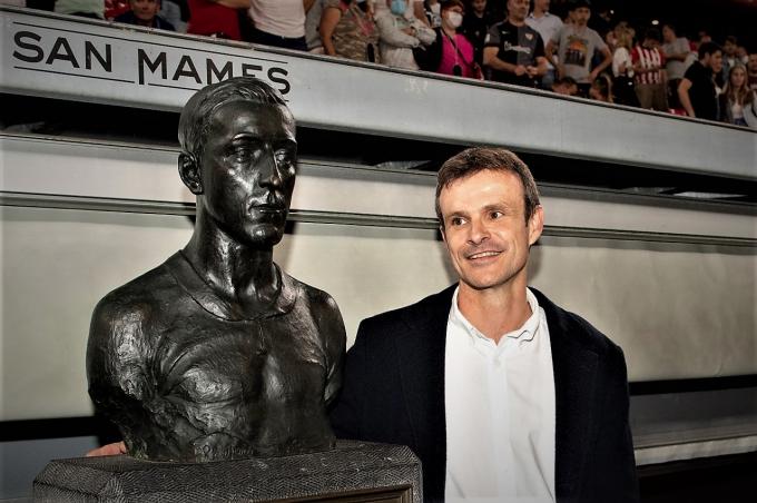El presidente Jon Uriarte posa ante el busto de Pichichi en San Mamés (Foto: Athletic Club).