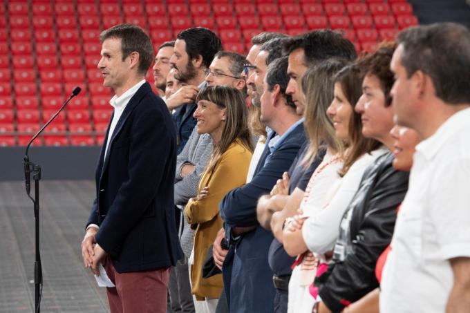 El presidente Jon Uriarte y su equipo saludan al público en San Mamés en la noche de su proclamación (Foto: Athletic Club).