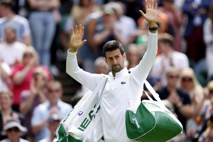 Djokovic saluda tras su partido en Wimbledon (FOTO: Cordón Press).