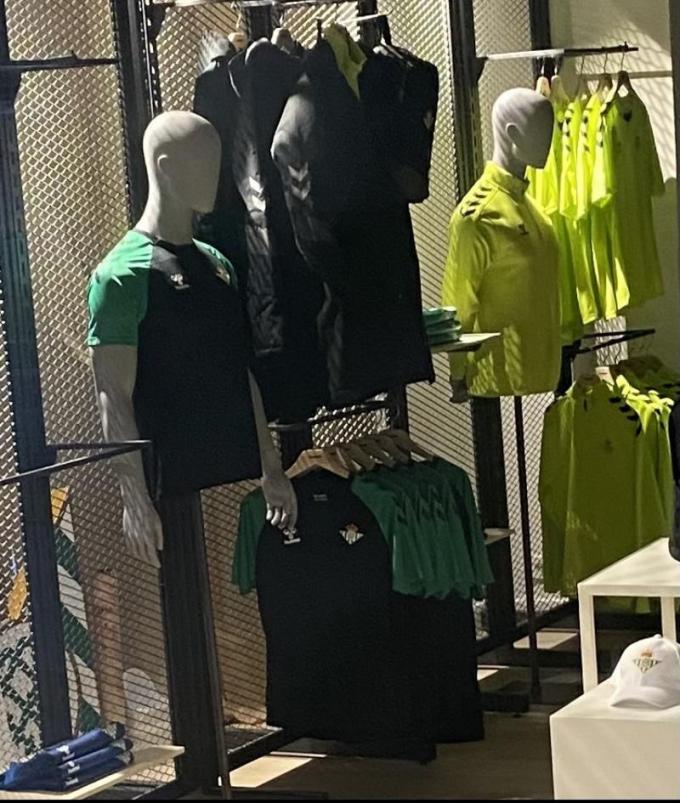 Equipaciones y ropa de entrenamiento del Betis para 22/23 con Hummel