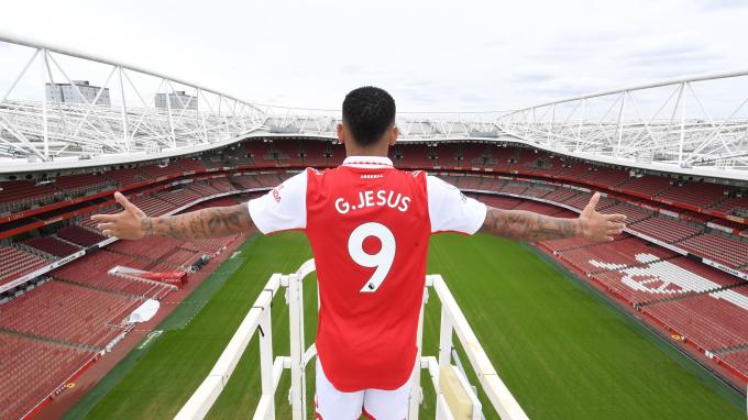 Gabriel Jesus posa en el estadio del Arsenal (Foto: AFC).