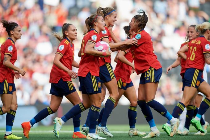 Las jugadoras de la selección española femenina celebran el gol de Irene Paredes ante Finlandia (