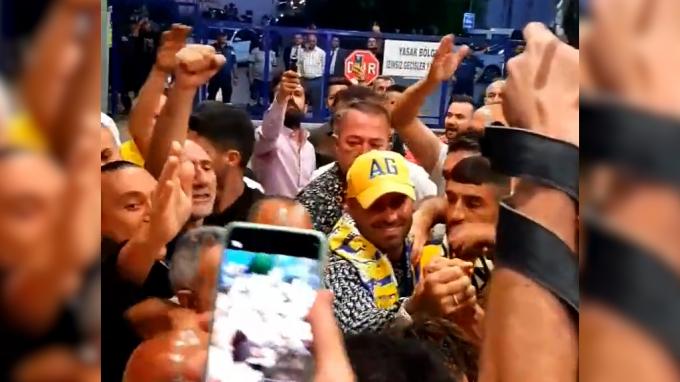 Así fue la llegada de locura de Jesé a Turquía.