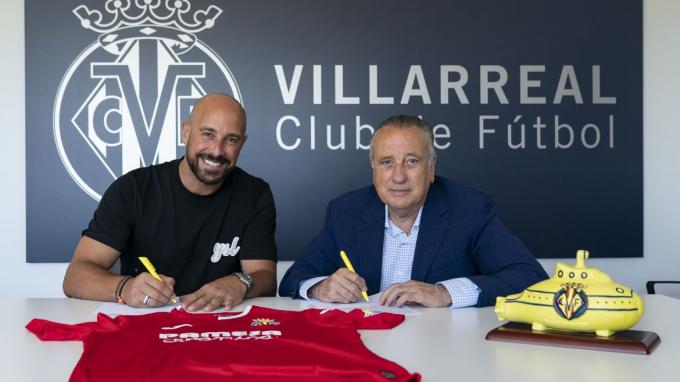 Pepe Reina, junto a Fernando Roig, firmando su contrato con el Villarreal (Foto: VCF):