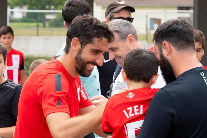 El navarro Raúl García firmando autógrafos a los chavales en Lezama (Foto: Athletic Club).