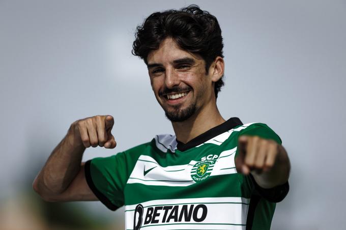 Trincao, cedido por el Barça de Xavi, posa con la camiseta del Sporting de Portugal (Foto: SCP).