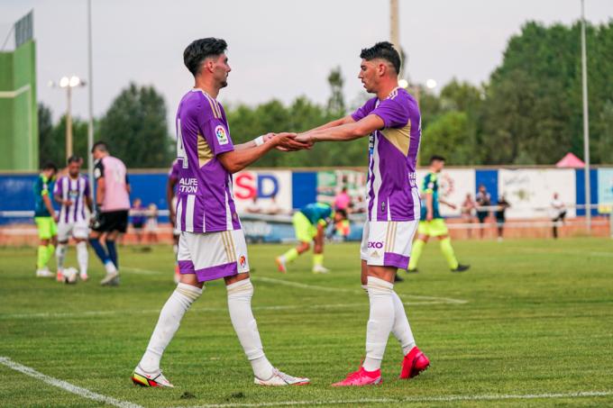 Kike y Waldo celebran el gol del primero en Tordesillas (Foto: Real Valladolid).
