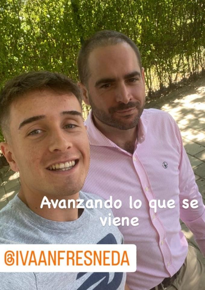 Iván Fresneda con su agente (Foto: Instagram)