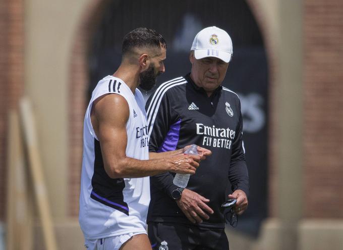 Ancelotti y Benzema, en un entrenamiento del Real Madrid (Foto: Cordón Press).