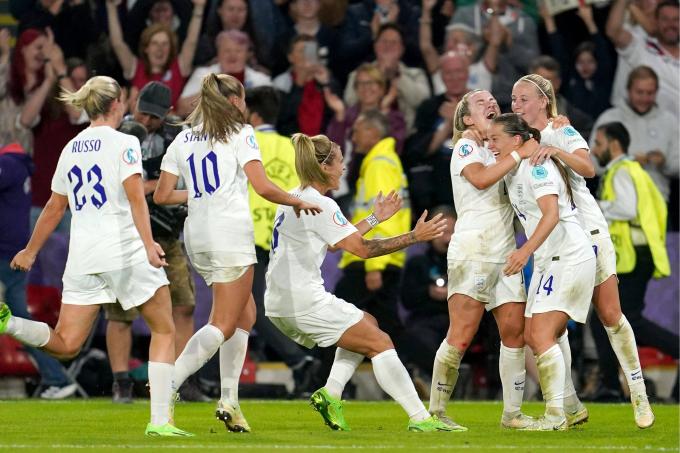 Las jugadoras de Inglaterra celebran uno de los goles (FOTO: Cordón Press).