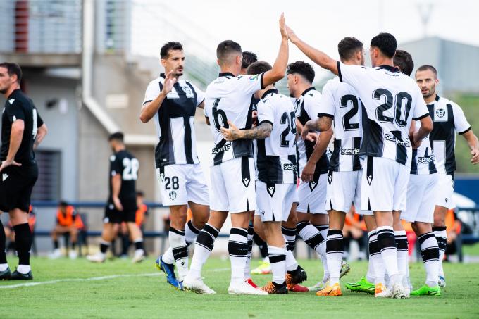 El Levante celebra un gol ante el CD Castellón.