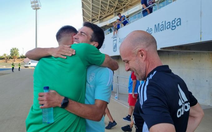 Borja Iglesias y Zapater se abrazan en la previa del amistoso Real Zaragoza-Real Betis (Foto: RZ).