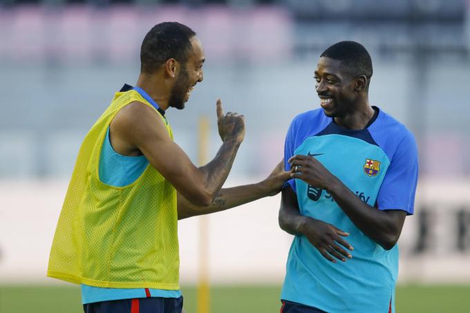 Aubameyang y Dembélé bromean durante un entrenamiento del Barcelona (Foto: Cordon Press).