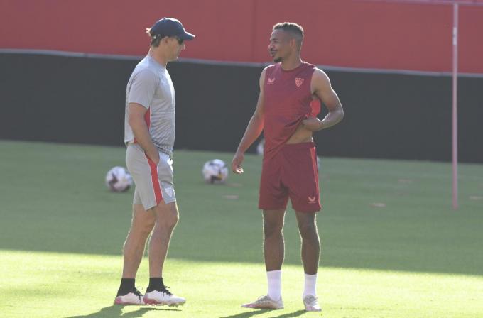 Fernando y Lopetegui charlan en el entrenamiento de este viernes (Foto: Kiko Hurtado).