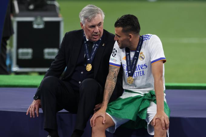 Ceballos dialoga con Ancelotti tras ganar la última Champions (Foto: Cordon Press).