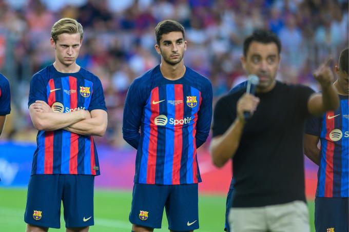 Xavi Hernández habla ante la mirada de Frenkie de Jong y Ferran Torres (Foto: Cordon Press).