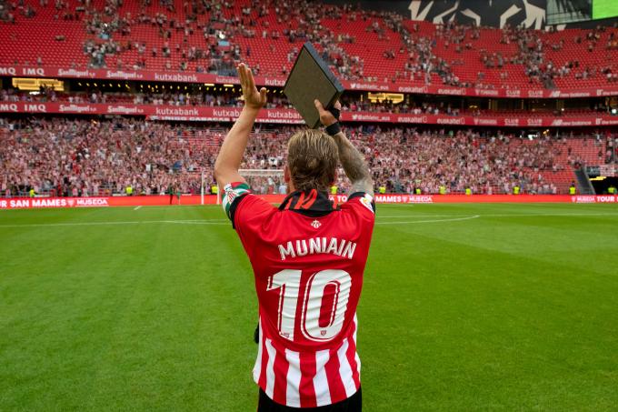 Iker Muniain agradece a la grada de San Mamés todo el apoyo en su partido 500 (Foto: Athletic Club).
