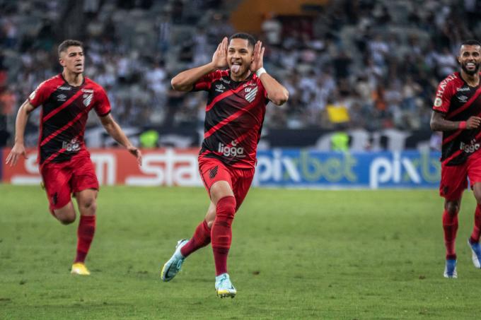 Vitor Roque celebra un gol con Athletico Paranaense (Foto: Cordon Press).