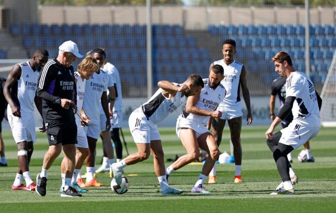 Carlo Ancelotti dirige una sesión del Real Madrid (Foto: RM).