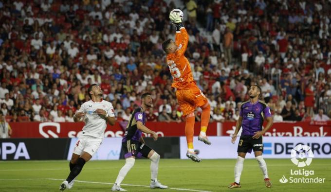 Asenjo bloca un balón.