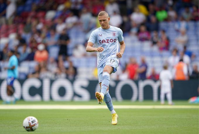 Augustinsson, calentando con el Aston Villa (Foto: Cordon Press).