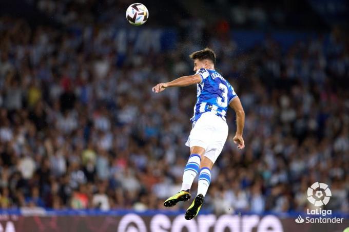 Martin Zubimendi salta por un balón en el Real Sociedad-Barcelona (Foto: LaLiga).