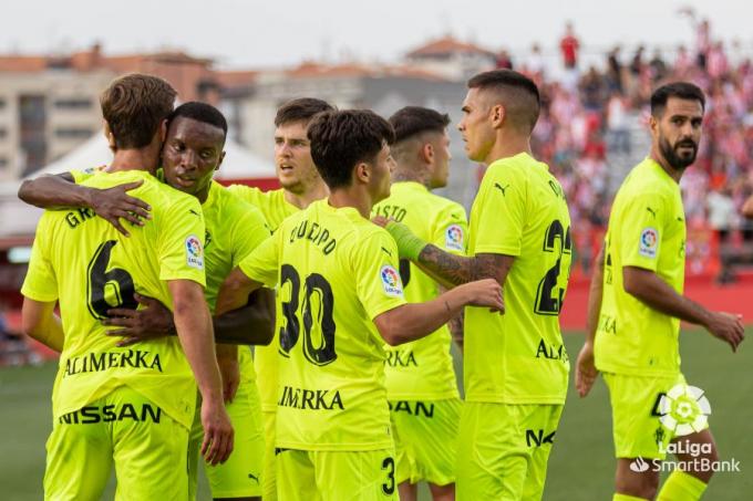 Queipo celebra un gol junto a sus compañeros del Real Sporting (Foto: LaLiga)