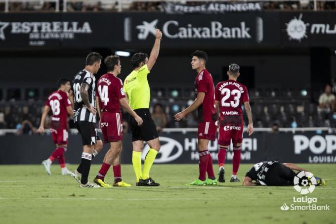 Jaume Grau, amonestado durante el Cartagena-Real Zaragoza en Cartagonova (Foto: LaLiga).