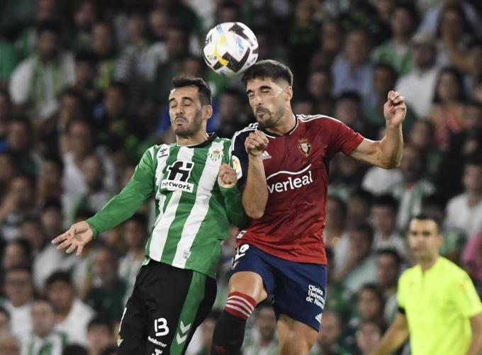 Juanmi pelea por un balón aéreo con el osasunista Nacho Vidal (Foto: Kiko Hurtado).