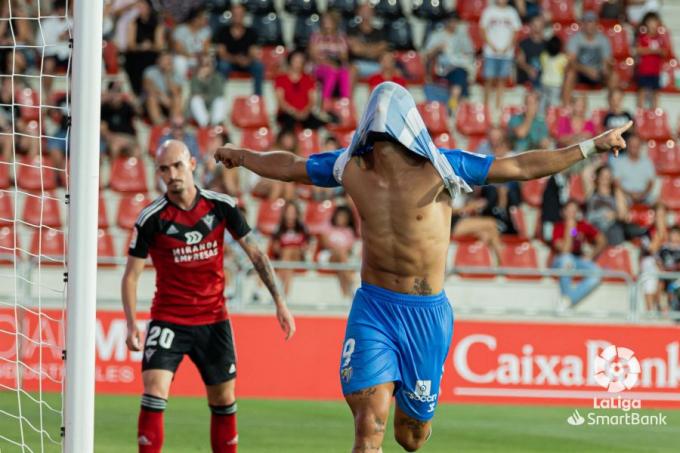 Fran Sol celebra su tanto al Mirandés (Foto: LaLiga)