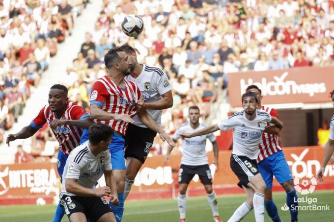 Izquierdoz, en una acción a balón parado del Sporting-Burgos (Foto: LaLiga)