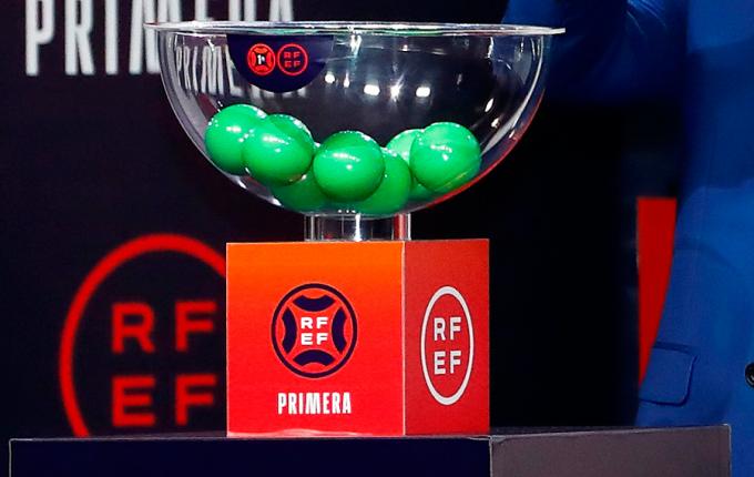 Celebración del sorteo del calendario en Primera Federación (Foto: RFEF)